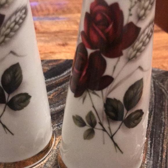 Sandford fine bone china salt & Pepper shaker made in England. Sell as a pair. - Picture 3 of 7